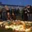 Una mujer quema una vela, el día después de la escuela de disparos en la escuela Risburgska en Orebro, el 5 de febrero de 2025 de Suecia. A través de la agencia de noticias TT/Christine Olson Reuters